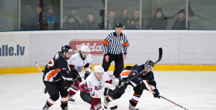 "SMScredit.lv" hokejisti  1. finālspēlē izcīna uzvaru