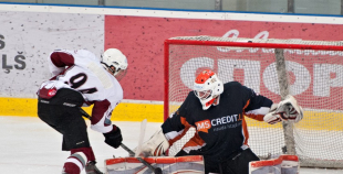 "SMScredit.lv" hokejisti  1. finālspēlē izcīna uzvaru