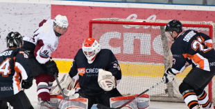 "SMScredit.lv" hokejisti  1. finālspēlē izcīna uzvaru