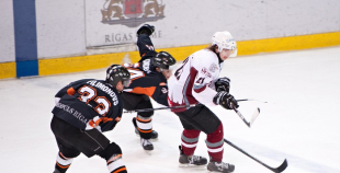 "SMScredit.lv" hokejisti  1. finālspēlē izcīna uzvaru