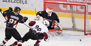 "SMScredit.lv" hokejisti  1. finālspēlē izcīna uzvaru