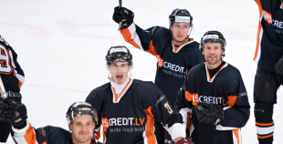 "SMScredit.lv" hokejisti  1. finālspēlē izcīna uzvaru