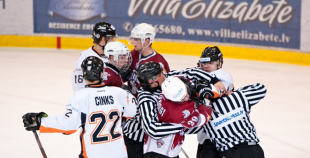 "SMScredit.lv" hokejisti izcīnīja Latvijas čempionu titulu