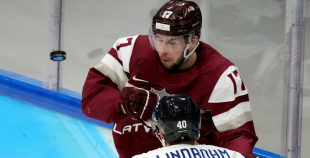 Latvija hokeja izlase sīvā cīņā atzīst Somijas pārākumu