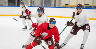 FOTO: Latvijas izlase pilnā sastāvā "slīpē" vairākumu