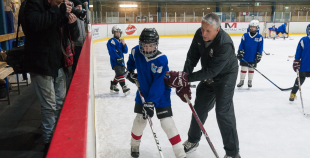 FOTO: Hārtlijs viesojās Jelgavas hokeja klubā un novada bērniem treniņu 
