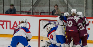 Latvijas sieviešu izlase Pasaules čempionāta atklāšanas mačā piekāpjas Slovākijai