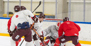 FOTO: Latvijas izlase pilnā sastāvā "slīpē" vairākumu