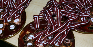 HK "Zemgale/LLU" hokejistiem pasniedz medaļas par 3. vietu