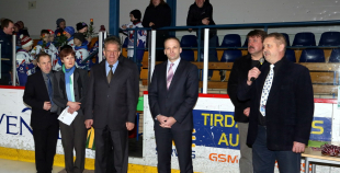 HK "Zemgale/LLU" hokejistiem pasniedz medaļas par 3. vietu