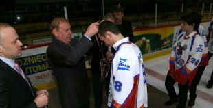 HK "Zemgale/LLU" hokejistiem pasniedz medaļas par 3. vietu