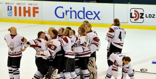 Latvijas hokejistes atgriežas A grupā