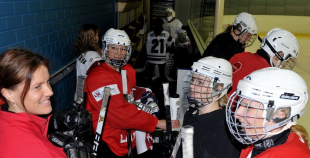 Olimpietis Mārtiņš Pļaviņš apsveic mūsu hokejistes