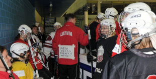 Olimpietis Mārtiņš Pļaviņš apsveic mūsu hokejistes