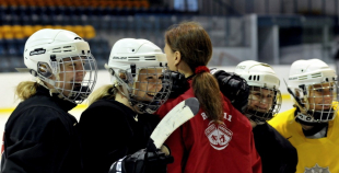 Olimpietis Mārtiņš Pļaviņš apsveic mūsu hokejistes