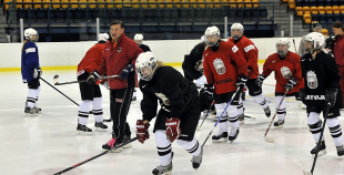 Olimpietis Mārtiņš Pļaviņš apsveic mūsu hokejistes