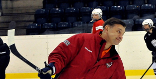 Olimpietis Mārtiņš Pļaviņš apsveic mūsu hokejistes