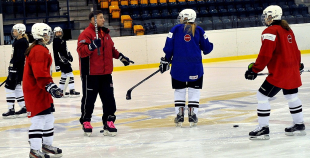 Olimpietis Mārtiņš Pļaviņš apsveic mūsu hokejistes