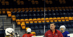 Olimpietis Mārtiņš Pļaviņš apsveic mūsu hokejistes