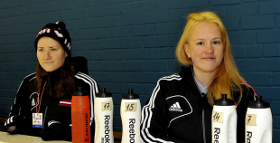 Olimpietis Mārtiņš Pļaviņš apsveic mūsu hokejistes