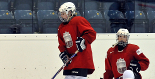 Olimpietis Mārtiņš Pļaviņš apsveic mūsu hokejistes