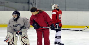 Olimpietis Mārtiņš Pļaviņš apsveic mūsu hokejistes