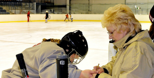 Olimpietis Mārtiņš Pļaviņš apsveic mūsu hokejistes