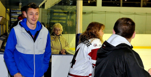 Olimpietis Mārtiņš Pļaviņš apsveic mūsu hokejistes