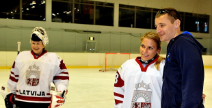 Olimpietis Mārtiņš Pļaviņš apsveic mūsu hokejistes