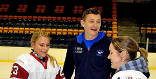 Olimpietis Mārtiņš Pļaviņš apsveic mūsu hokejistes