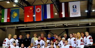 Olimpietis Mārtiņš Pļaviņš apsveic mūsu hokejistes