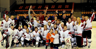 Olimpietis Mārtiņš Pļaviņš apsveic mūsu hokejistes