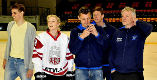 Olimpietis Mārtiņš Pļaviņš apsveic mūsu hokejistes