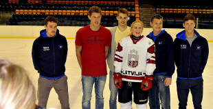 Olimpietis Mārtiņš Pļaviņš apsveic mūsu hokejistes