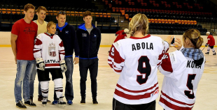 Olimpietis Mārtiņš Pļaviņš apsveic mūsu hokejistes