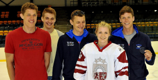 Olimpietis Mārtiņš Pļaviņš apsveic mūsu hokejistes