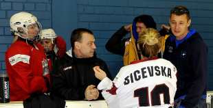 Olimpietis Mārtiņš Pļaviņš apsveic mūsu hokejistes