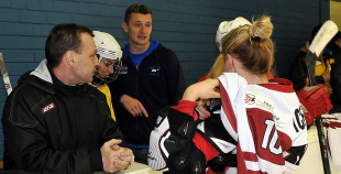 Olimpietis Mārtiņš Pļaviņš apsveic mūsu hokejistes