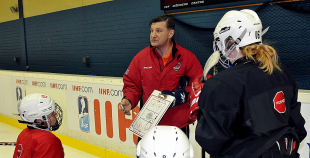 Olimpietis Mārtiņš Pļaviņš apsveic mūsu hokejistes