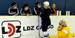 Olimpietis Mārtiņš Pļaviņš apsveic mūsu hokejistes