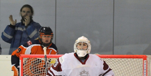 Latvijas hokejistes noslēdz pasaules čempionātu ar uzvaru