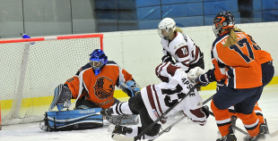 Latvijas hokejistes noslēdz pasaules čempionātu ar uzvaru