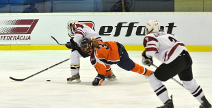 Latvijas hokejistes noslēdz pasaules čempionātu ar uzvaru