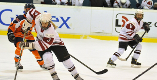 Latvijas hokejistes noslēdz pasaules čempionātu ar uzvaru