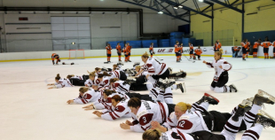 Latvijas hokejistes noslēdz pasaules čempionātu ar uzvaru