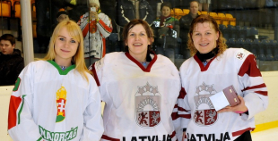 Latvijas hokejistes noslēdz pasaules čempionātu ar uzvaru