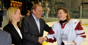 Latvijas hokejistes noslēdz pasaules čempionātu ar uzvaru