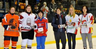 Latvijas hokejistes noslēdz pasaules čempionātu ar uzvaru