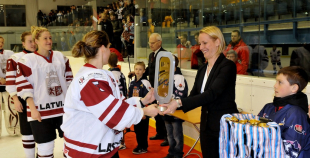 Latvijas hokejistes noslēdz pasaules čempionātu ar uzvaru