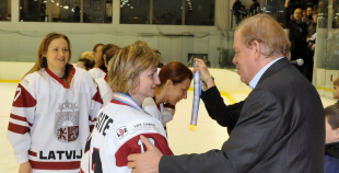 Latvijas hokejistes noslēdz pasaules čempionātu ar uzvaru